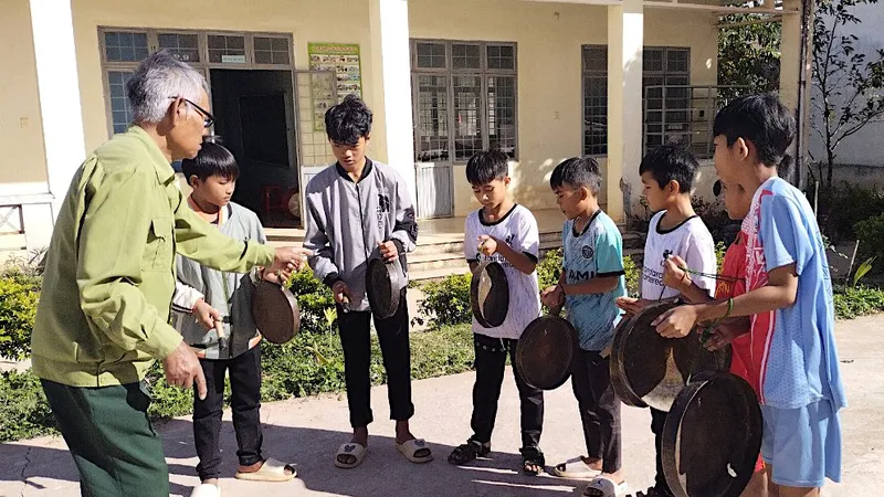 Lớp học cồng chiêng của Trường THCS Bán trú dân tộc thiểu số Tu Mơ Rông do nghệ nhân A Khênh trực tiếp dạy