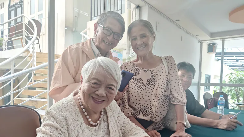 Nhà văn Xuân Phượng ký tặng hồi ký Gánh gánh… gồng gồng… cho bạn đọc. Ảnh: MY ĐẶNG