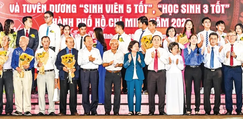Phó Bí thư Thành ủy TPHCM Nguyễn Văn Hiếu cùng các đồng chí nguyên lãnh đạo Nhà nước, nguyên lãnh đạo TPHCM và các đại biểu tại chương trình. Ảnh: QUỐC THANH 