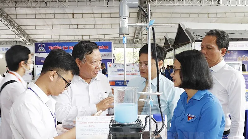 Các đại biểu tham quan gian hàng tại Liên hoan Tuổi trẻ Sáng tạo TPHCM lần 13 năm 2022