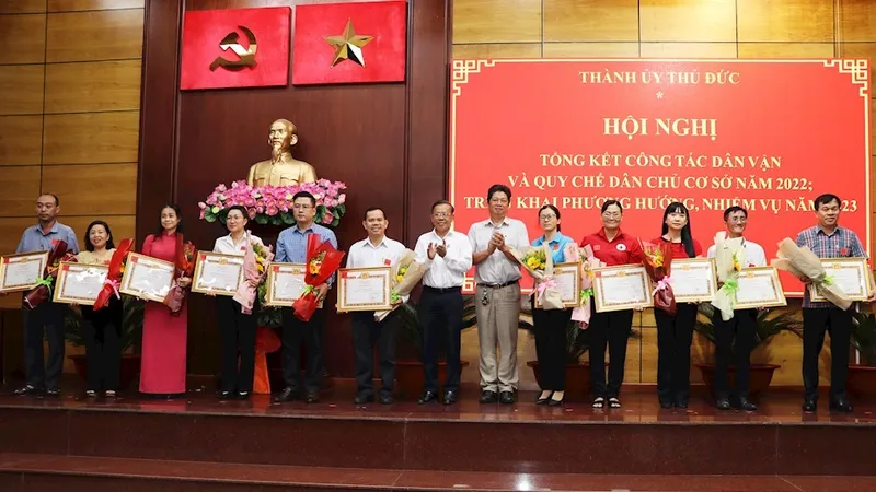 Đồng chí Nguyễn Hữu Hiệp tặng giấy khen cho các tập thể. Ảnh: hcmcpv
