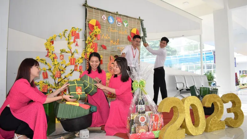 Niềm vui của đội ngũ giảng viên, người lao động Trường Cao đẳng Kinh tế TPHCM khi tết đến, xuân về. Ảnh: QUANG HUY