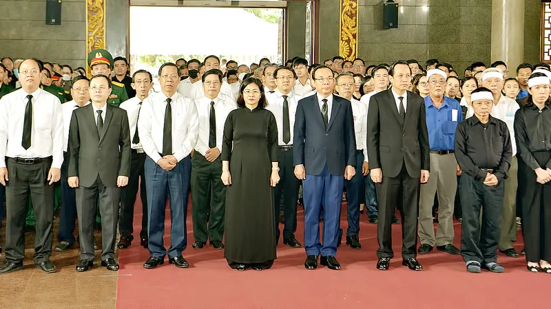 Lãnh đạo TPHCM và người dân đến viếng đồng chí Nguyễn Thọ Chân. Ảnh: CAO THĂNG