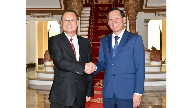 Đồng chí Phan Văn Mãi tiếp ông Jonathan Choi. Ảnh: VIỆT DŨNG