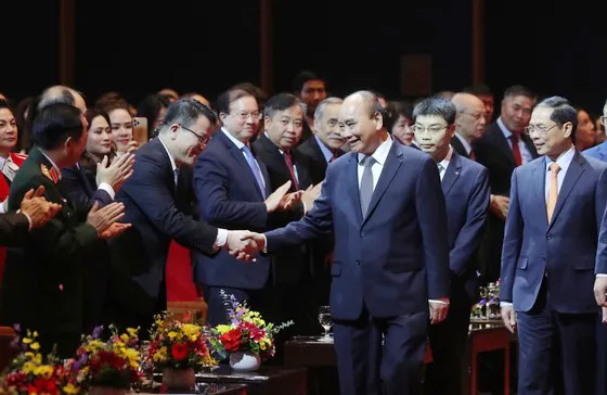 Chủ tịch nước Nguyễn Xuân Phúc dự chương trình Xuân quê hương tối 14-1. Ảnh: VIẾT CHUNG