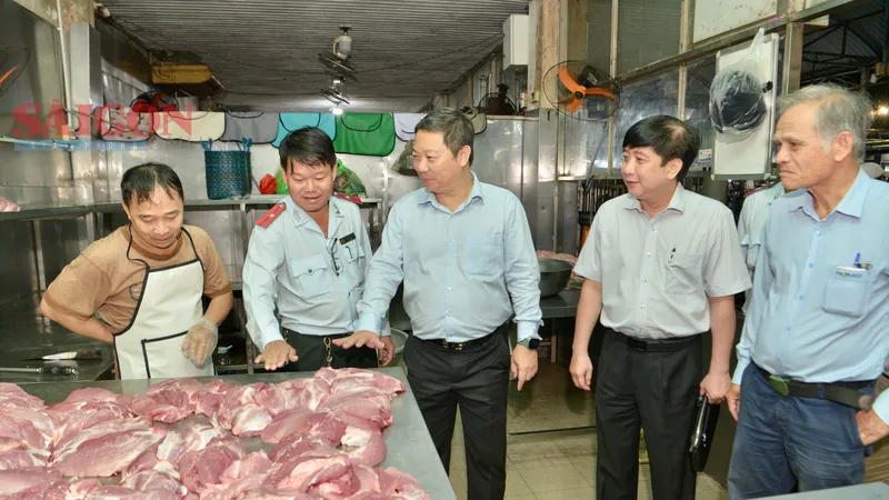 Chợ tự phát ăn theo chợ đầu mối – có hay không việc “nhắm mắt làm ngơ”?