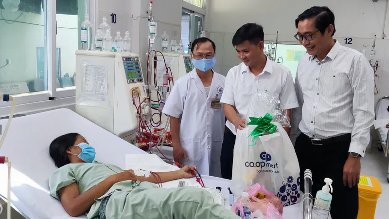 Đại diện BIDV thăm và tặng quà cho bệnh nhân tại Bệnh viện Nhà Bè. Ảnh: VIỆT NGA