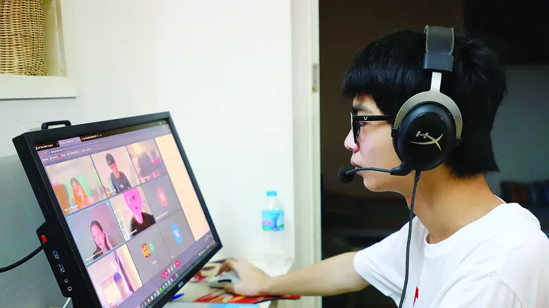 Thời đại 4.0, học sinh có thể tham gia các lớp học tập xuyên biên giới. Ảnh: QUANG PHÚC