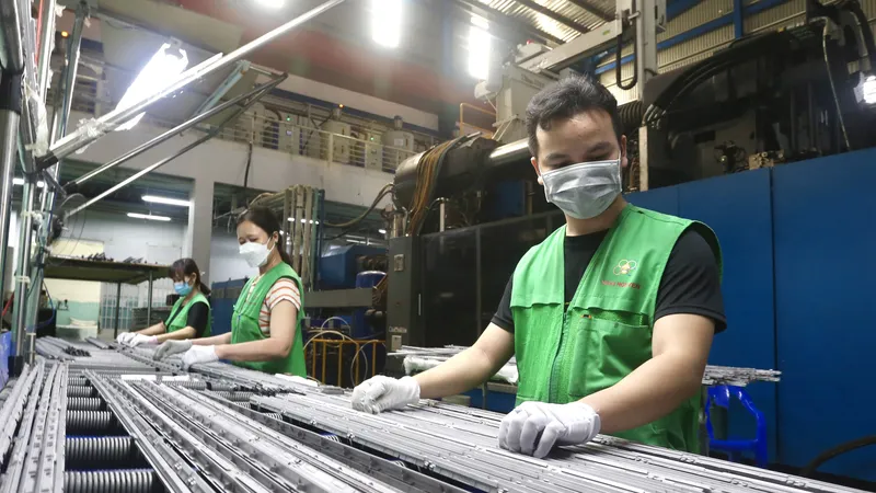 Dây chuyền sản xuất của Công ty CP công nghiệp hỗ trợ Minh Nguyên (Khu Công nghệ cao TPHCM). Ảnh: HOÀNG HÙNG 