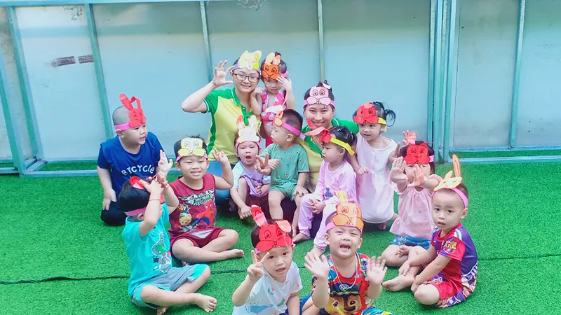 Học sinh Trường Mầm non tư thục Nam Mỹ (huyện Nhà Bè, TPHCM) tham gia hoạt động cùng giáo viên