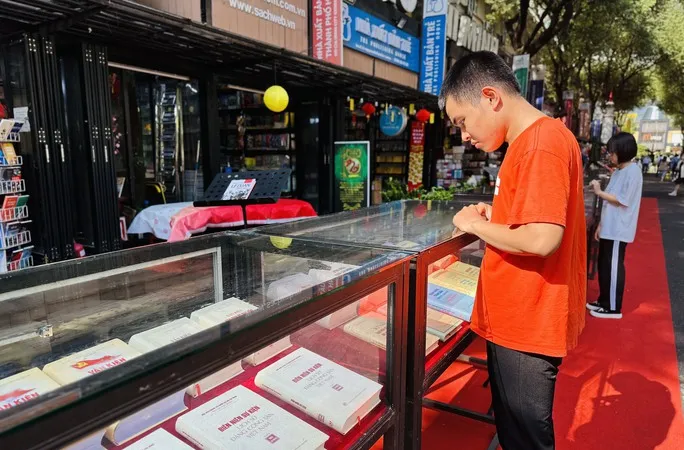 Bạn đọc tham quan tại đường sách. Ảnh: NLĐO