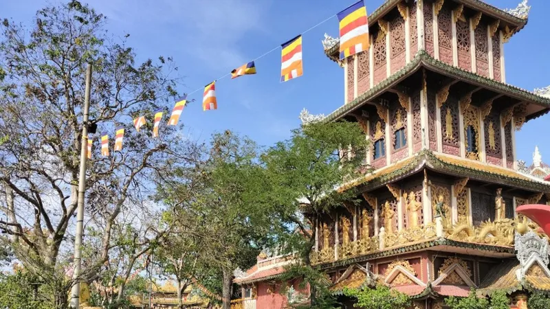 Người dân nô nức đi lễ chùa Châu Thới, TP Dĩ An, tỉnh Bình Dương. Ảnh: HOÀNG BẮC