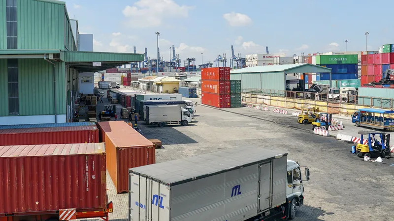 Hàng hóa xuất nhập vào kho cảng Cát Lái (TPHCM). Ảnh: HOÀNG HÙNG