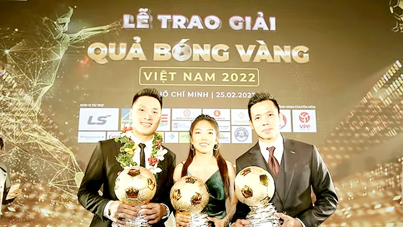 Hồ Văn Ý, Huỳnh Như, Nguyễn Văn Quyết là chủ nhân Quả bóng vàng futsal, Quả bóng vàng nữ, Quả bóng vàng nam năm 2022. Ảnh: DŨNG PHƯƠNG