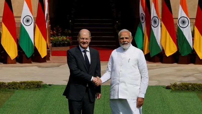 Thủ tướng Ấn Độ Narendra Modi (bên phải) và người đồng cấp Đức Olaf Scholz tại lễ đón ở New Delhi ngày 25-2. Ảnh: REUTERS 