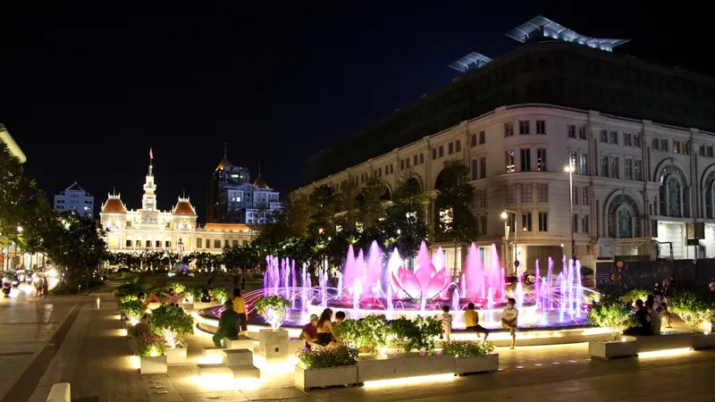 Tượng đài Bác Hồ cùng không gian phố đi bộ Nguyễn Huệ trở thành điểm nhấn quan trọng ở trung tâm TPHCM. Ảnh: DŨNG PHƯƠNG