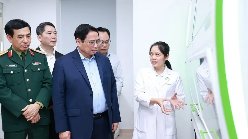 Thủ tướng Phạm Minh Chính thăm các đơn vị nghiên cứu, sản xuất trong Trung tâm Đổi mới sáng tạo Quốc gia. Ảnh: TTXVN