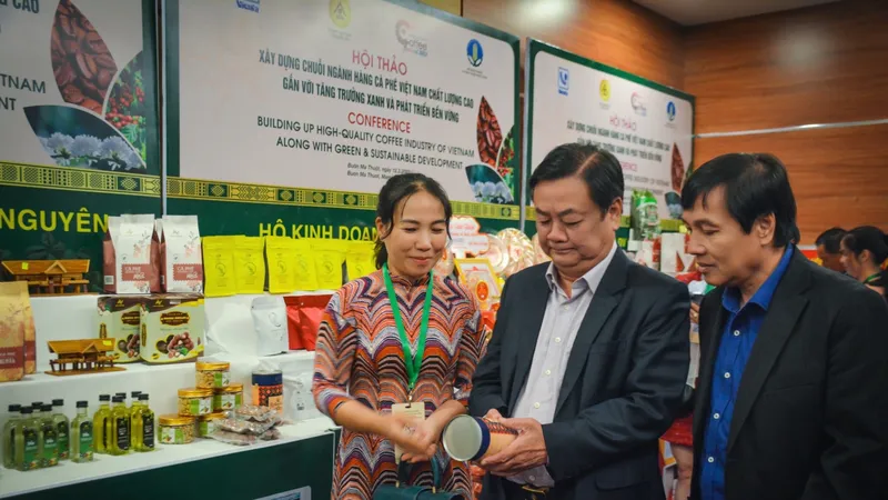 Bộ trưởng Bộ NN-PTNT Lê Minh Hoan tham quan các gian hàng trưng bày. Ảnh: Báo Đắk Lắk