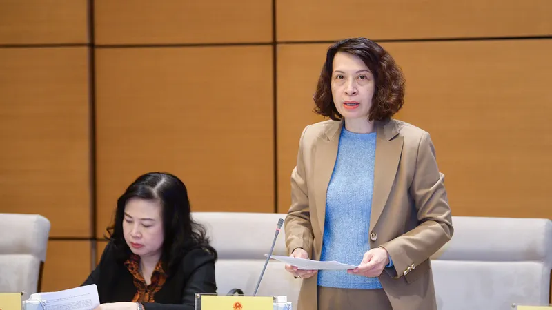 Thứ trưởng Bộ Y tế Nguyễn Thị Liên Hương báo cáo với đoàn giám sát về việc thực hiện chính sách, pháp luật về y tế cơ sở, y tế dự phòng. Ảnh: QUOCHOI.VN