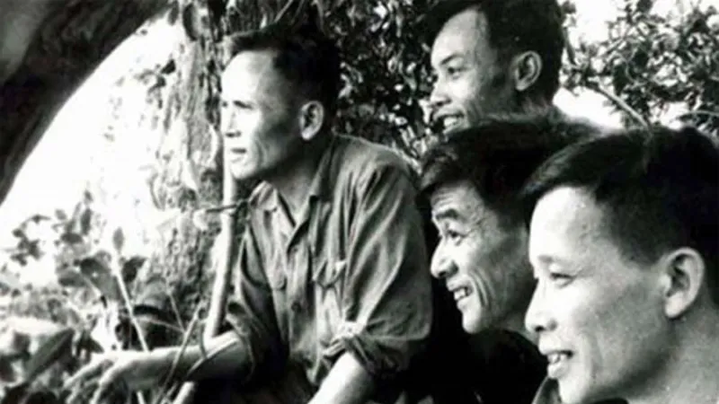 Tướng Chu Huy Mân (bìa trái) tại đài quan sát chiến dịch F2 tháng 6-1972. Ảnh: Tư liệu