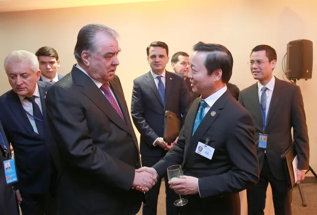 Phó Thủ tướng Trần Hồng Hà trao đổi với Tổng thống Tajikistan Emomali Rahmon. Ảnh: VGP/Minh Khôi