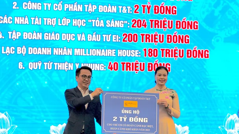 Đại diện lãnh đạo Tập đoàn T&T Group (trái) trao 2 tỷ đồng cho Trung tâm Công tác xã hội và Quỹ Bảo trợ trẻ em Hà Nội nhằm hỗ trợ trẻ em có hoàn cảnh đặc biệt, hoàn cảnh khó khăn. Ảnh: Hanoimoi