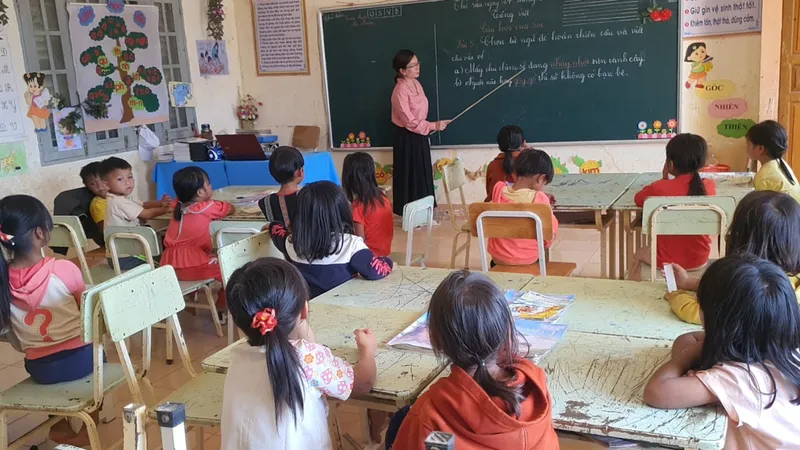 Dạy học ở Trường Tiểu học Đắk Hà (xã Đắk Hà, huyện Tu Mơ Rông, tỉnh Kon Tum). Ảnh: HỮU PHÚC