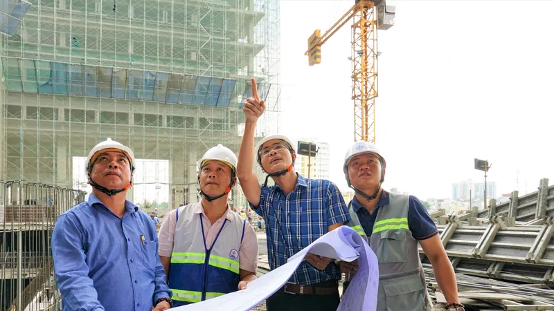 Lực lượng thi công trên công trình xây mới Bệnh viện đa khoa khu vực Thủ Đức. Ảnh: HOÀNG HÙNG
