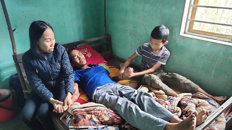Do bệnh nặng kéo dài, uống nhiều loại thuốc đặc trị khiến cơ thể anh Điệp ngày càng gầy rộc, chủ yếu nằm trên giường