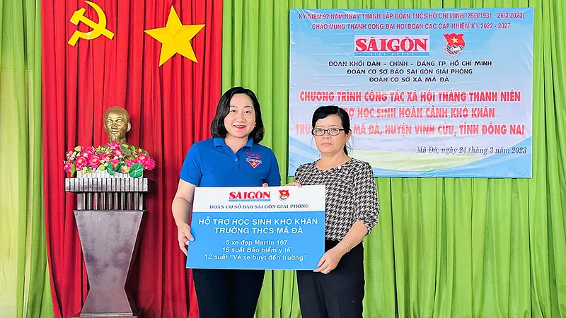 Phó Tổng Biên tập Báo SGGP Bùi Thị Hồng Sương trao biểu trưng các phần hỗ trợ tặng học sinh khó khăn Trường THCS Mã Đà