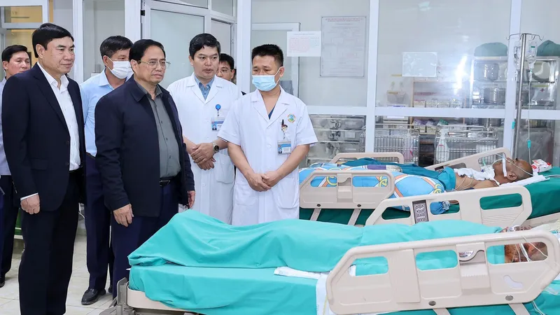 Thủ tướng Phạm Minh Chính thăm bệnh nhân đang điều trị tại Bệnh viện Đa khoa tỉnh Điện Biên trong chương trình công tác tại tỉnh Điện Biên. Ảnh: VIẾT CHUNG