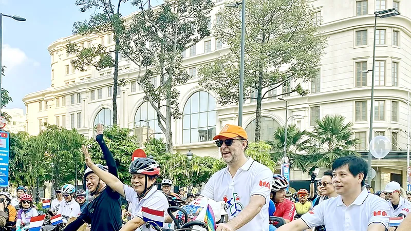 Chủ tịch Hội Hữu nghị Việt Nam - Hà Lan TPHCM Trần Trọng Dũng (thứ 2 từ trái sang) và Tổng Lãnh sự Hà Lan tại TPHCM Daniel Stork dẫn đầu đội hình đạp xe. Ảnh: THANH HẰNG