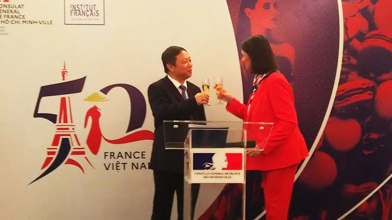 Phó Chủ tịch UBND TPHCM Dương Anh Đức và Tổng lãnh sự Pháp tại TPHCM Emmanuelle Pavillon-Grosser tại buổi lễ