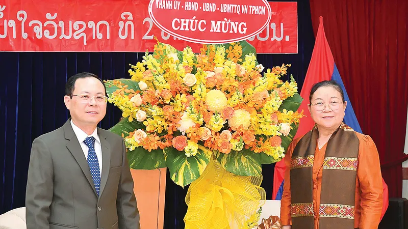 Phó Bí thư Thành ủy TPHCM Nguyễn Văn Hiếu tặng hoa chúc mừng Tổng Lãnh sự Lào Phimpha Keomixay nhân dịp Tết cổ truyền Lào. Ảnh: VIỆT DŨNG 
