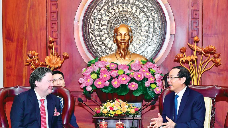 Bí thư Thành ủy TPHCM Nguyễn Văn Nên tiếp Đại sứ Hoa Kỳ tại Việt Nam Marc E.Knapper. Ảnh: VIỆT DŨNG 