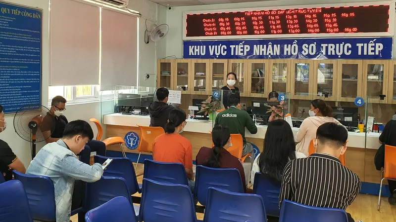 Người dân đến làm thủ tục tại BHXH TP Thủ Đức, TPHCM