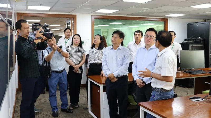Đoàn công tác tham quan Trung tâm Báo chí TPHCM. Ảnh: TTBC TPHCM