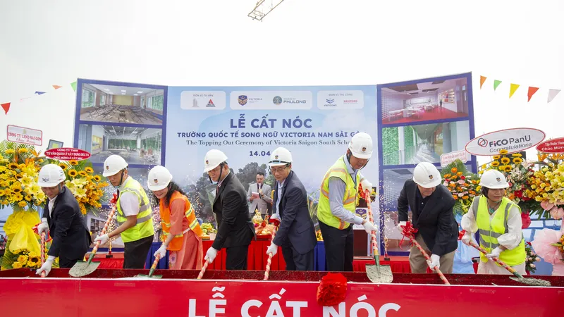 Các đại biểu thực hiện nghi thức lễ cất nóc. Ảnh: Victoria Saigon South School