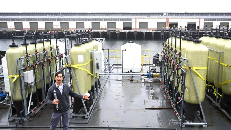 Các kỹ sư đã xây dựng một nhà máy nổi trên một chiếc sà lan dài 30m