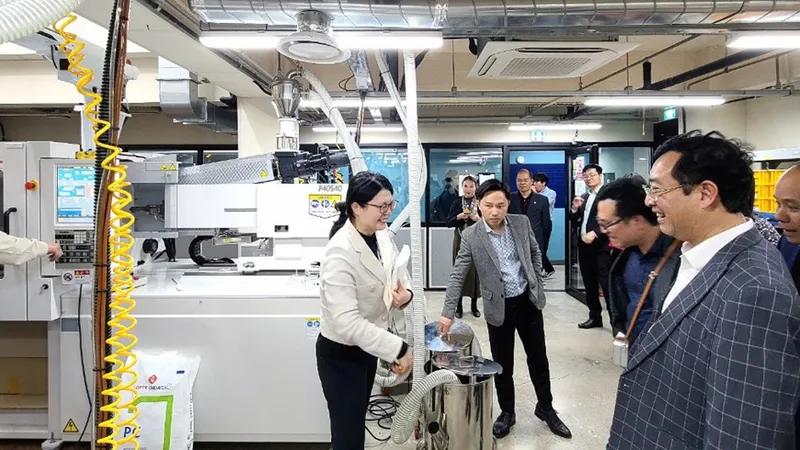 Các đại biểu tham quan gian hàng triển lãm tại sự kiện. Ảnh: QĐND