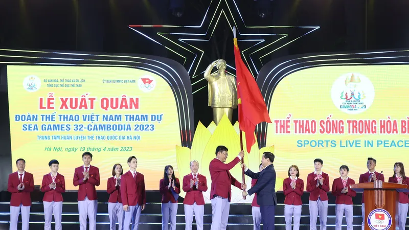 Phó Thủ tướng Lê Minh Khái trao cờ cho Trưởng Đoàn thể thao Việt Nam Đặng Hà Việt tại lễ xuất quân. Ảnh: PHƯƠNG MINH