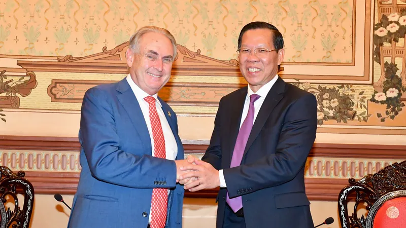 Chủ tịch UBND TPHCM Phan Văn Mãi tiếp Bộ trưởng Bộ Thương mại và Du lịch Australia Don Farrell. Ảnh: VIỆT DŨNG