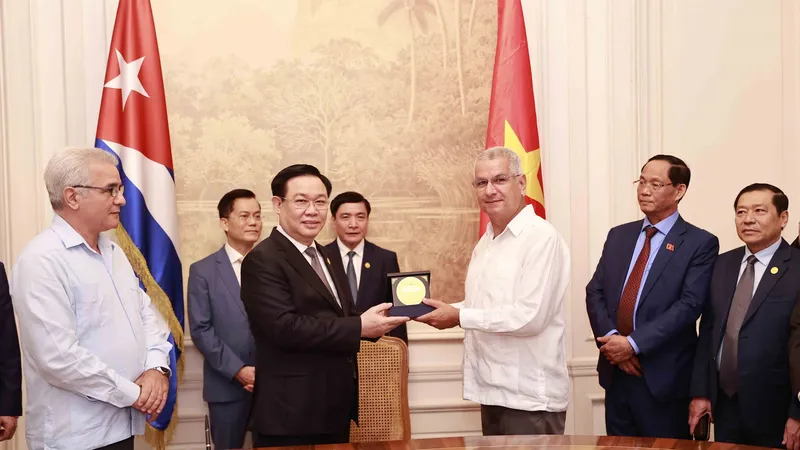 Chủ tịch Quốc hội Vương Đình Huệ tặng quà lưu niệm Trung tâm Fidel Castro Ruz. Ảnh: TTXVN