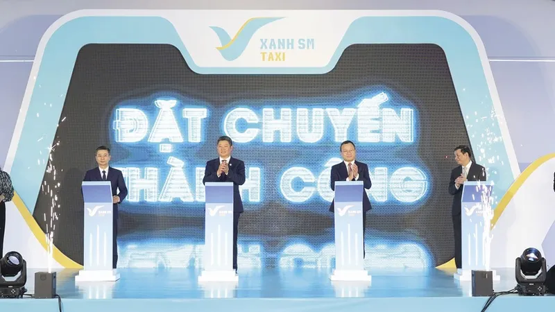 Các đại biểu thực hiện nghi thức bấm nút khai trương hãng taxi thuần điện đầu tiên tại Việt Nam - Xanh SM