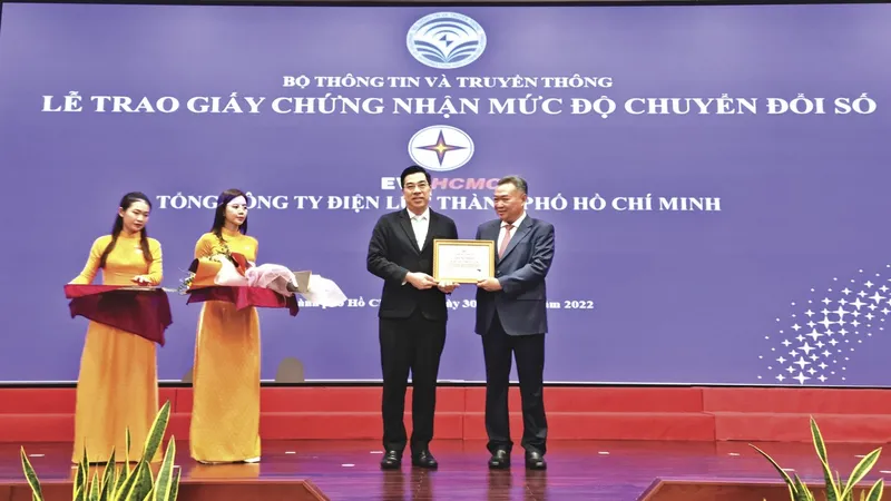 Đồng chí Phạm Quốc Bảo, Chủ tịch HĐTV EVNHCMC, thay mặt EVNHCMC đón nhận giấy chứng nhận doanh nghiệp số từ đại diện Bộ TT-TT