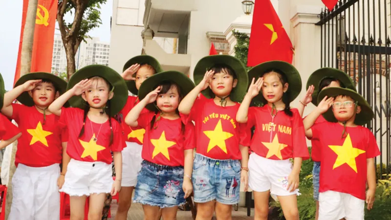 Thiêng liêng cờ Tổ Quốc 