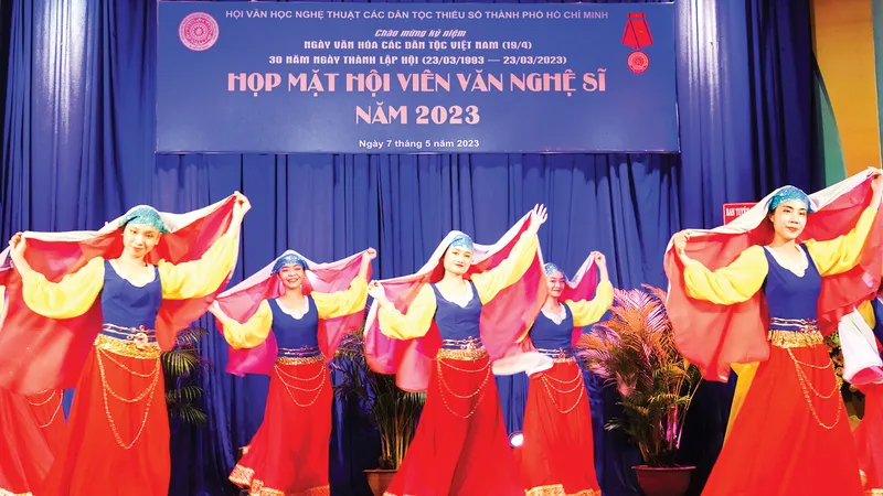 Tiết mục múa khăn của Chi hội Văn học nghệ thuật dân tộc Chăm tại buổi họp mặt