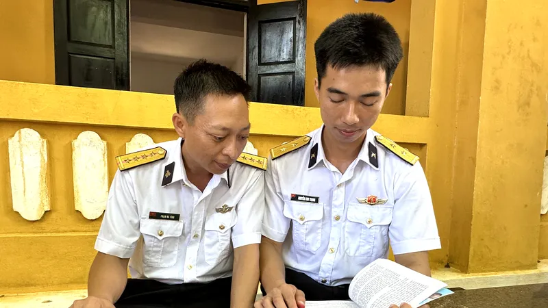 Tranh thủ những lúc rảnh rỗi, các chiến sĩ lại tìm đến sách để nâng cao kiến thức