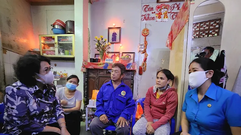 Bí thư Quận ủy Quận 1 Tô Thị Bích Châu trao quà cho đoàn viên công đoàn nghiệp đoàn xe ôm và gia đình. Ảnh: hcmcpv