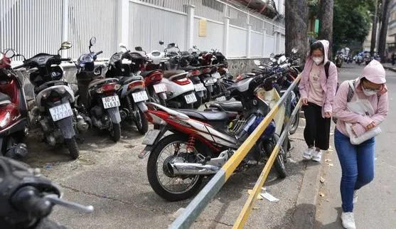 Bệnh viện Nhi đồng 2 không được sử dụng vỉa hè làm bãi giữ xe 
